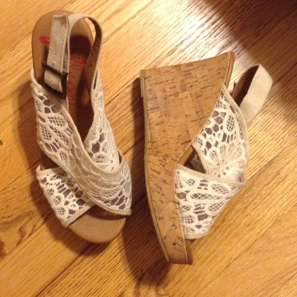 Floral lace wedges - Picture 3 of 4
