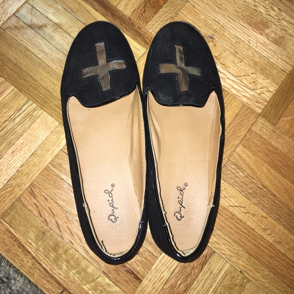 Black flats with mesh crosses on toe