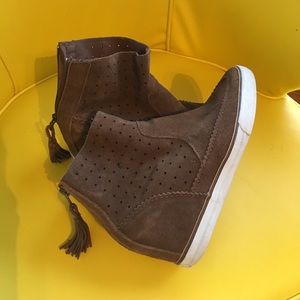 Super cute wedge leather tennis shoe converse-like