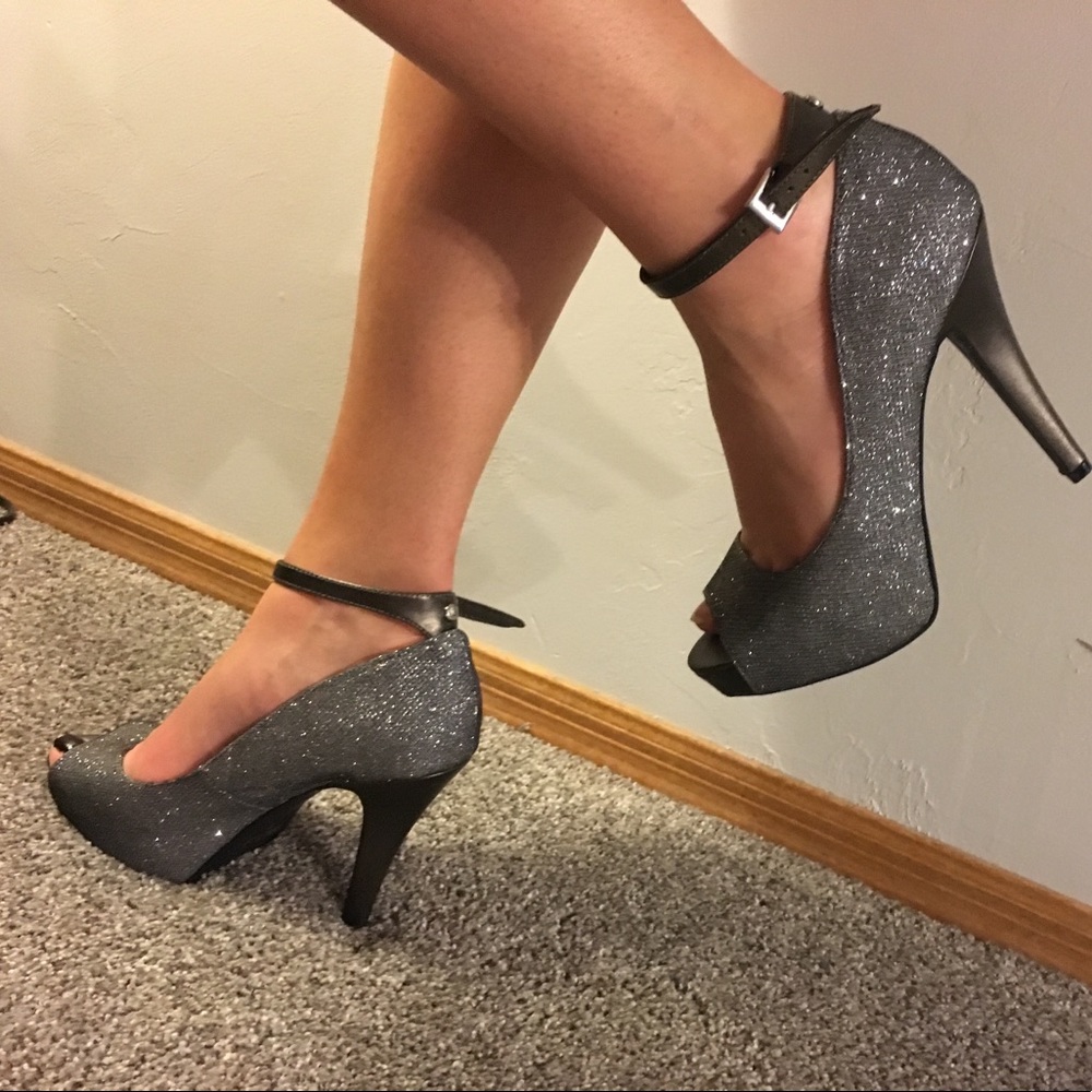 Guess glittery sliver peep toe pumps ankle strap