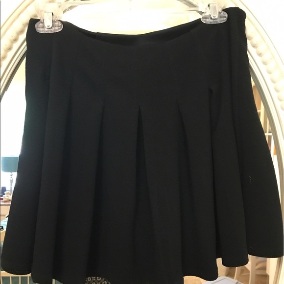 Short black skirt - Picture 1 of 2