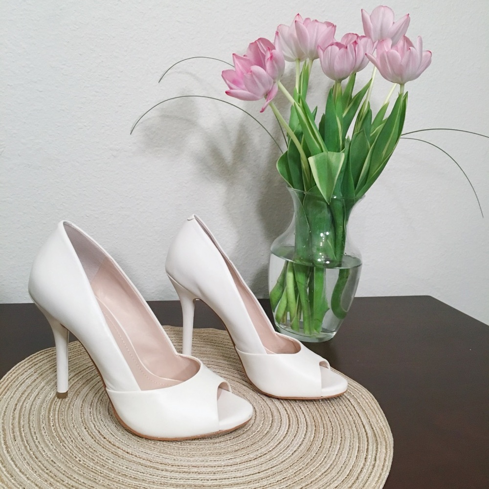 BCBG White Peep Toe Pumps 👠