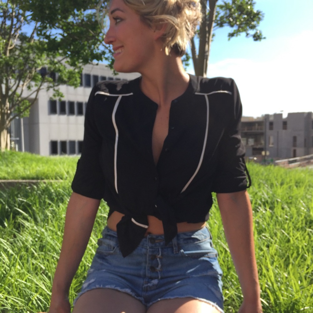 Button down - Picture 2 of 3