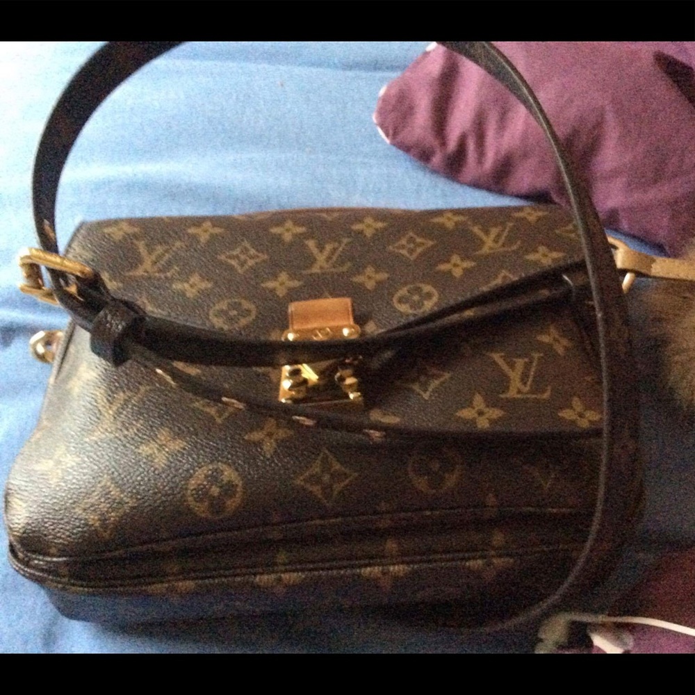 Authentic LV POCHETTE MÉTIS ❤️💙💜