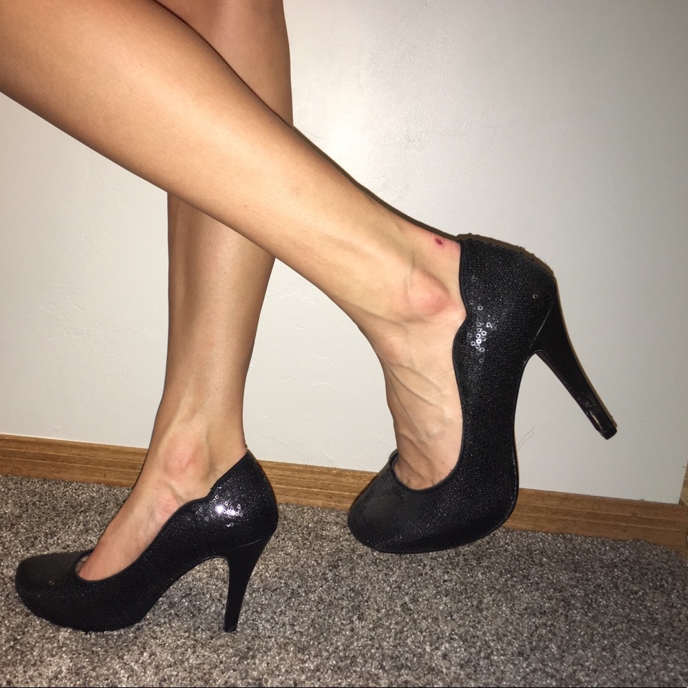 Black sequin platform pumps heels