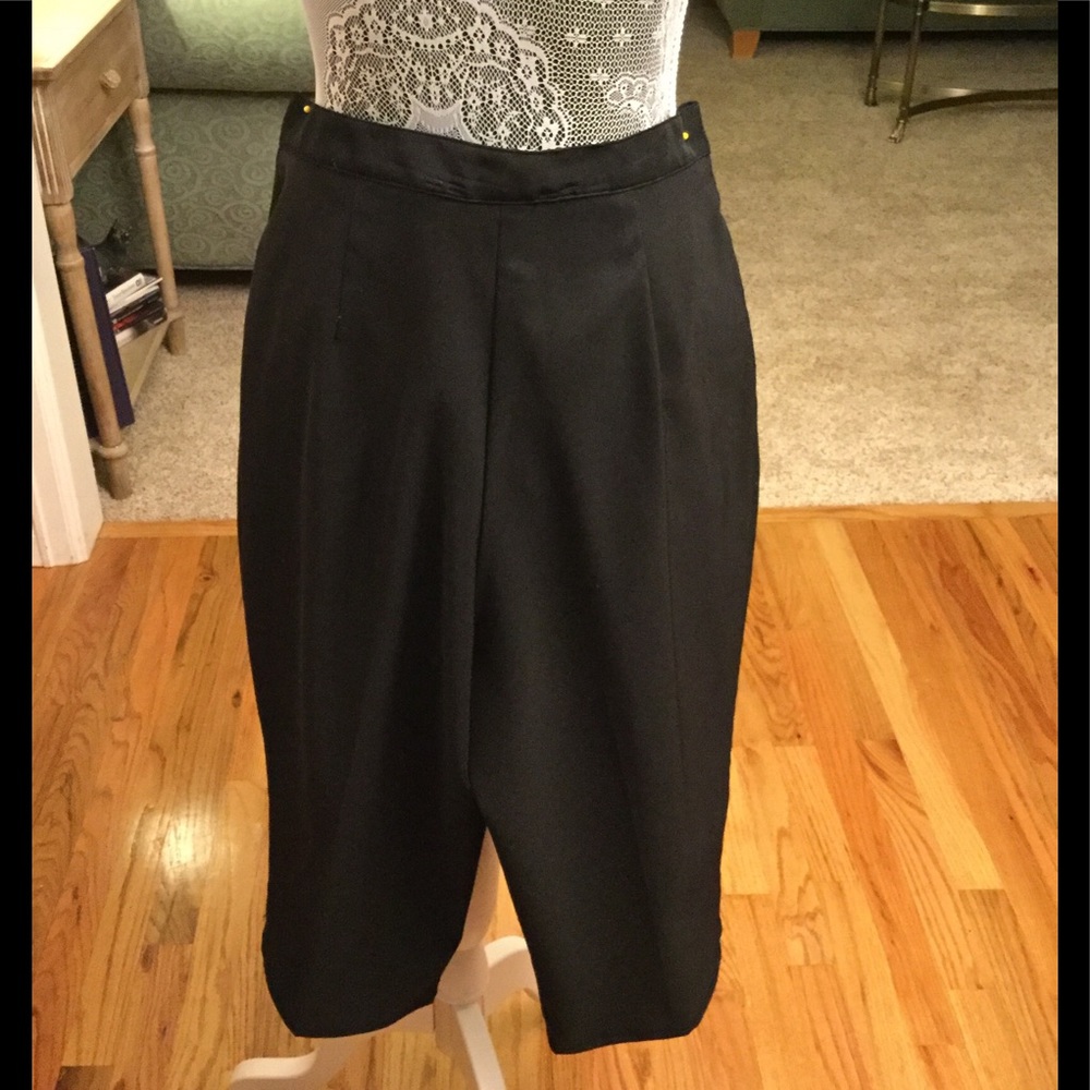 DRESSY POLYESTER BLACK CAPRIS