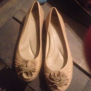 Nature tan leather flats!  Great condition
