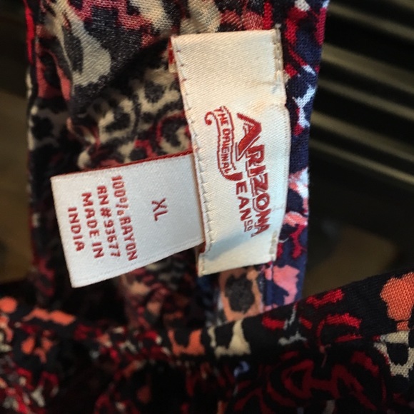 Cute summer top! - Picture 2 of 3