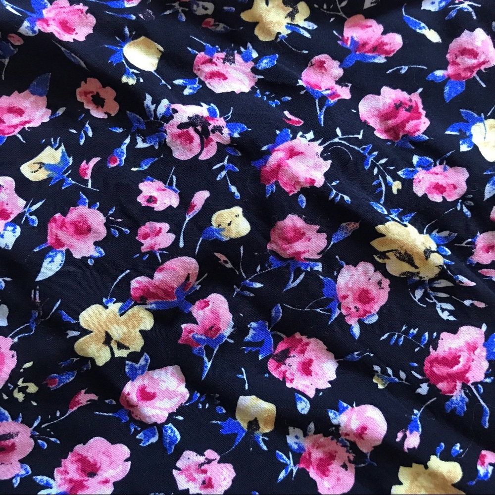 Hot Kiss Floral Crop Top - Picture 2 of 7