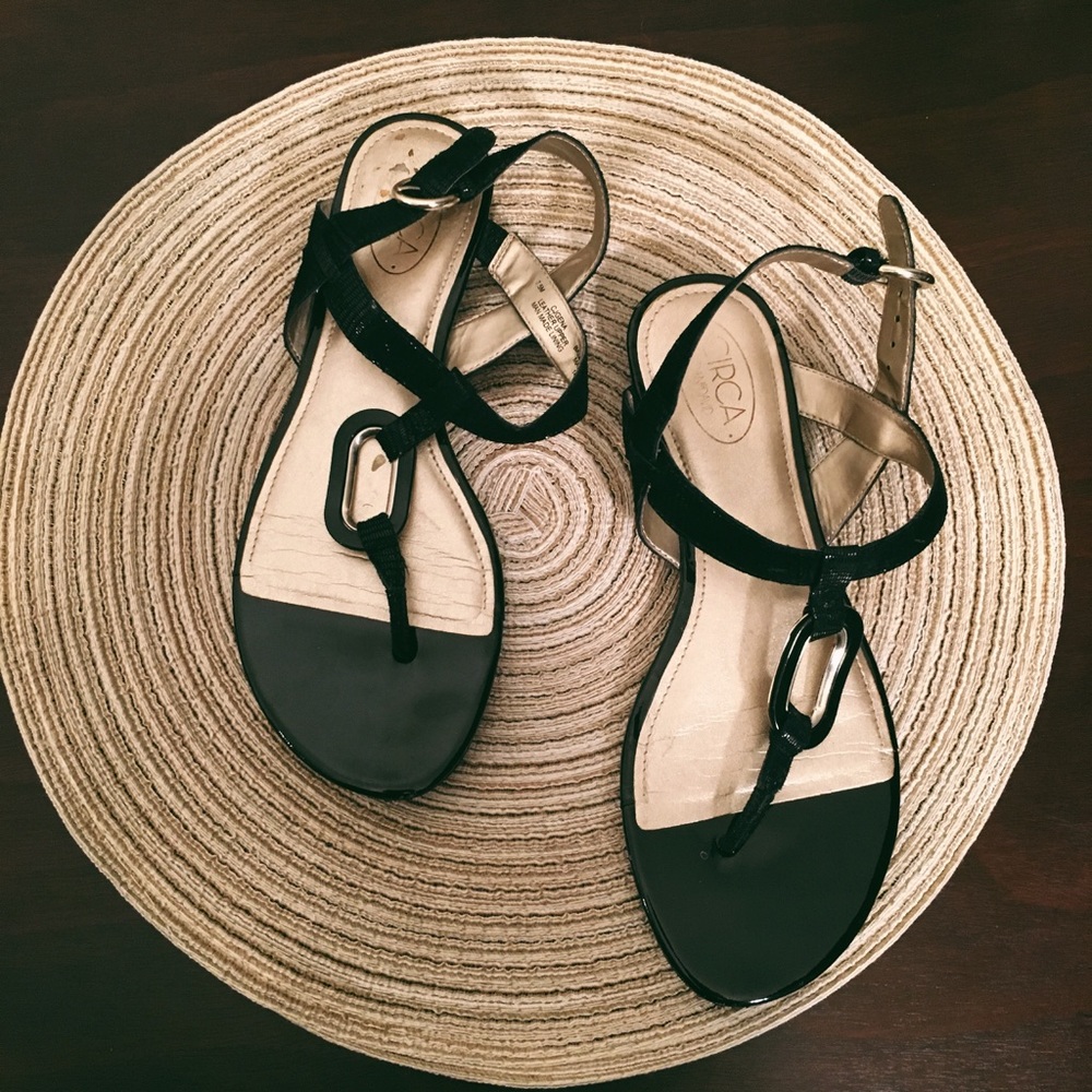 🚨🚨SOLD!! 🚨🚨Flat sandals☀️☀️☀️