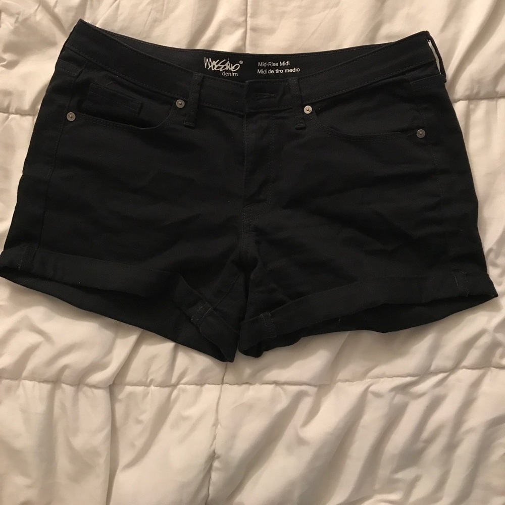 Mid rise black short shorts