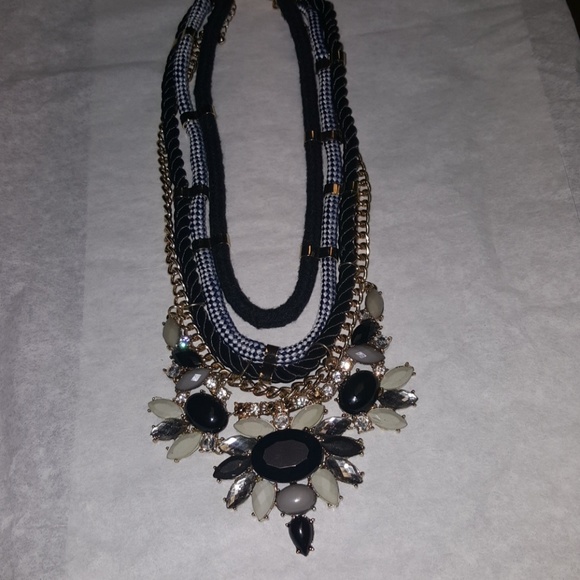 SOLD IN BUNDLE♥️Beautiful statement necklace - Picture 2 of 6