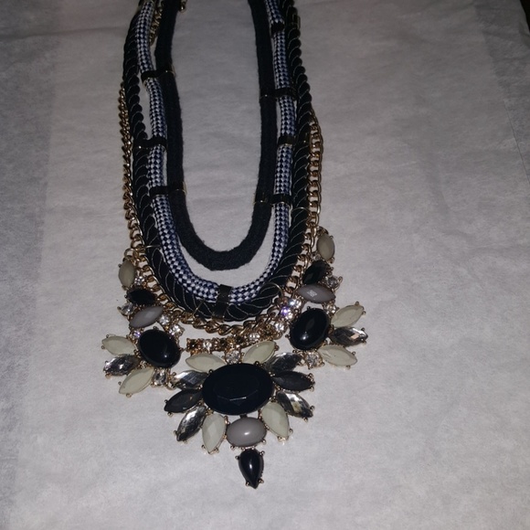SOLD IN BUNDLE♥️Beautiful statement necklace - Picture 3 of 6