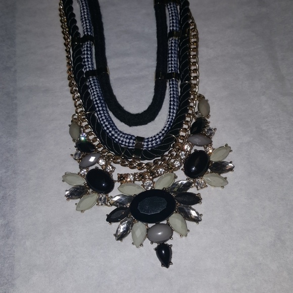 SOLD IN BUNDLE♥️Beautiful statement necklace - Picture 4 of 6