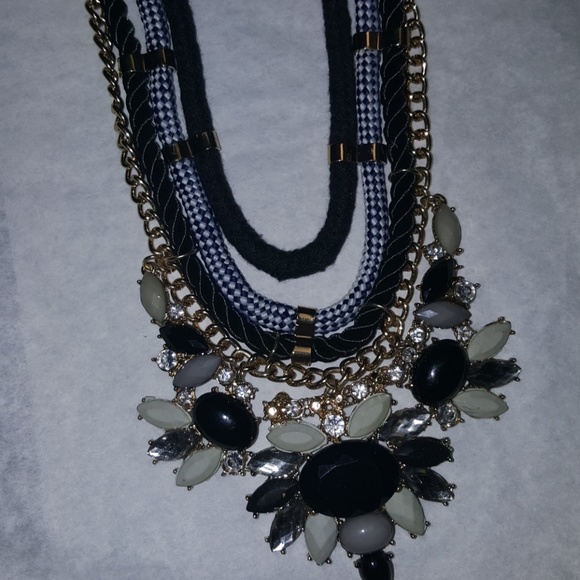 SOLD IN BUNDLE♥️Beautiful statement necklace - Picture 6 of 6