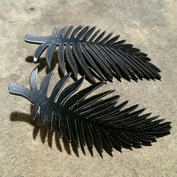 🎈Acrylic Laser Cut Palm Tree Frond Black Earrings - Picture 2 of 5