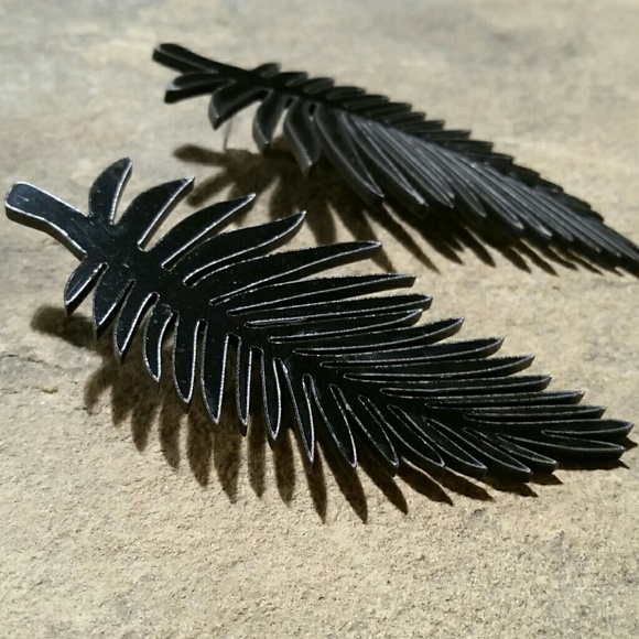 🎈Acrylic Laser Cut Palm Tree Frond Black Earrings - Picture 5 of 5