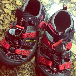 Keen size 8 black and red shoes