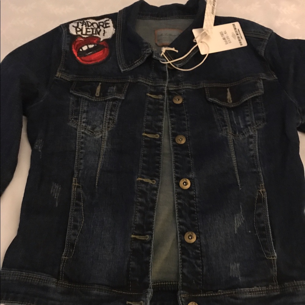 Blue jean jacket says xl but fits like a small