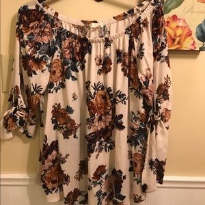 Beautiful peasant style top with tie sleeves