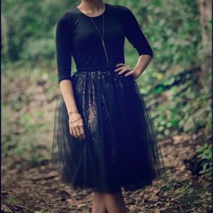 Black/gold mid skirt🖤