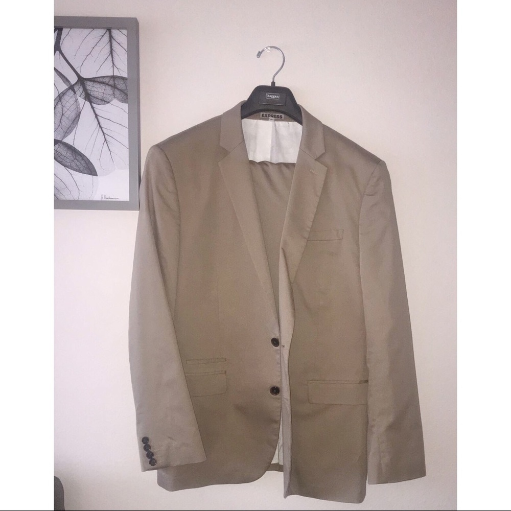 Express photographer fitted suit