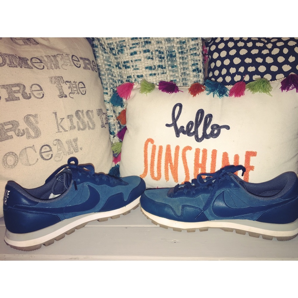 Nike Air Tennis Shoes