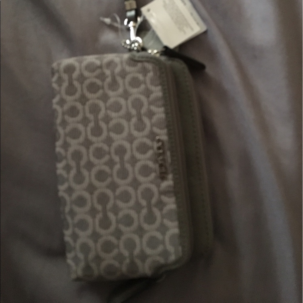 ✨Sold✨Coach wristlet.