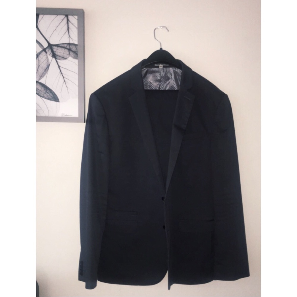Express Photographer Fitted Suit