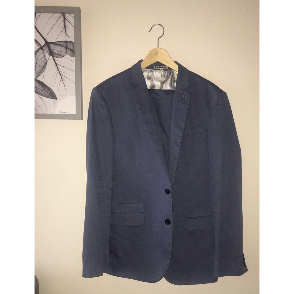 Express photographer fitted suit