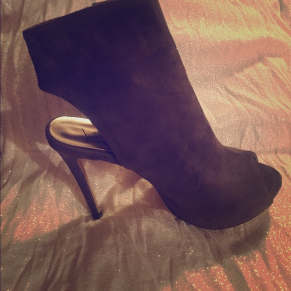 Shoes - Picture 1 of 3