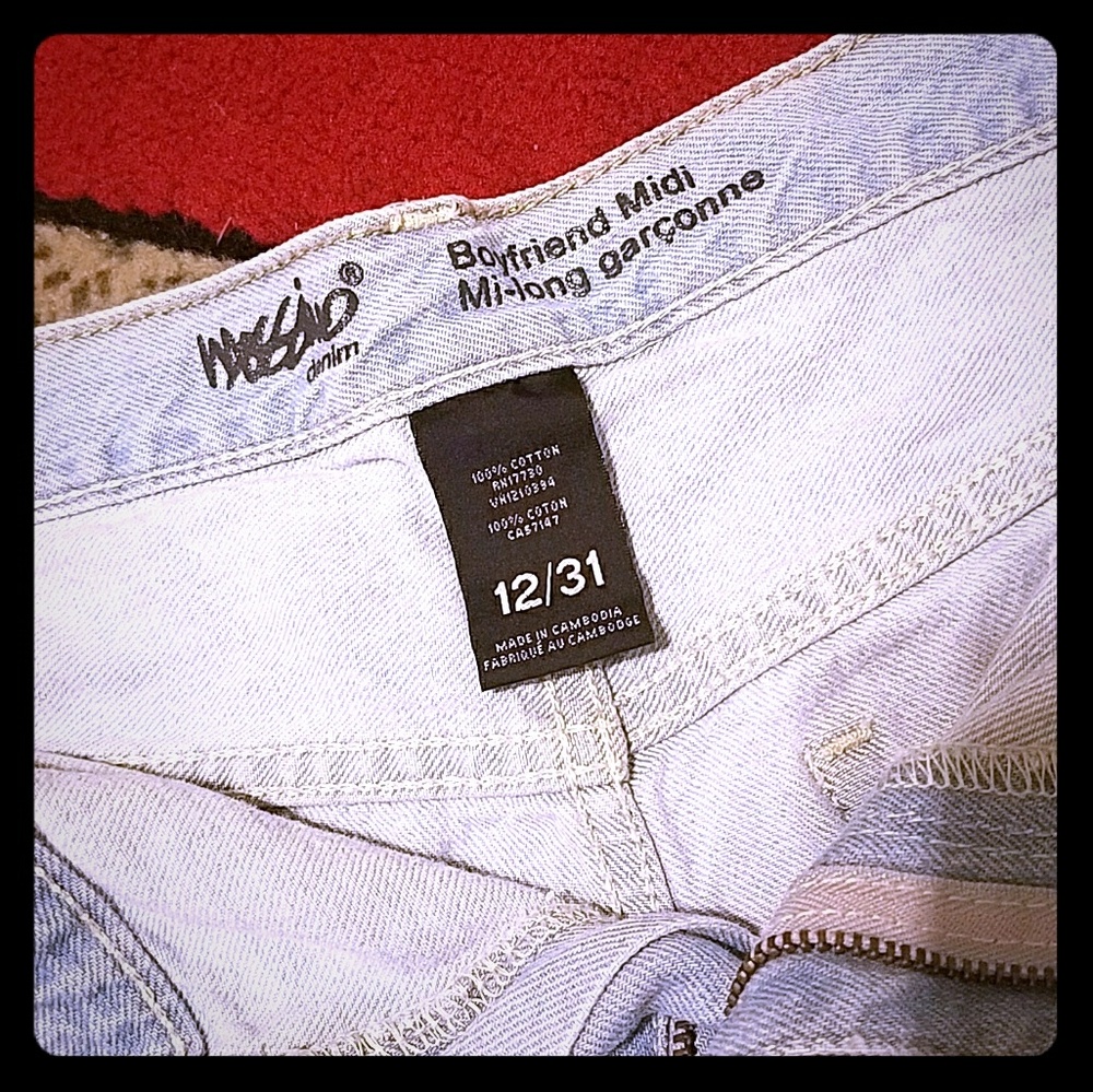 Shorts - Picture 2 of 3