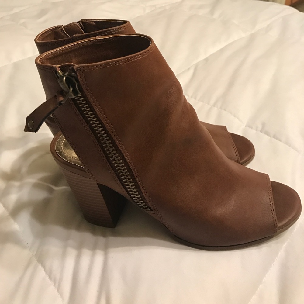 Steve Madden Vegan Leather 7.5 Zip up Ankle Chunky