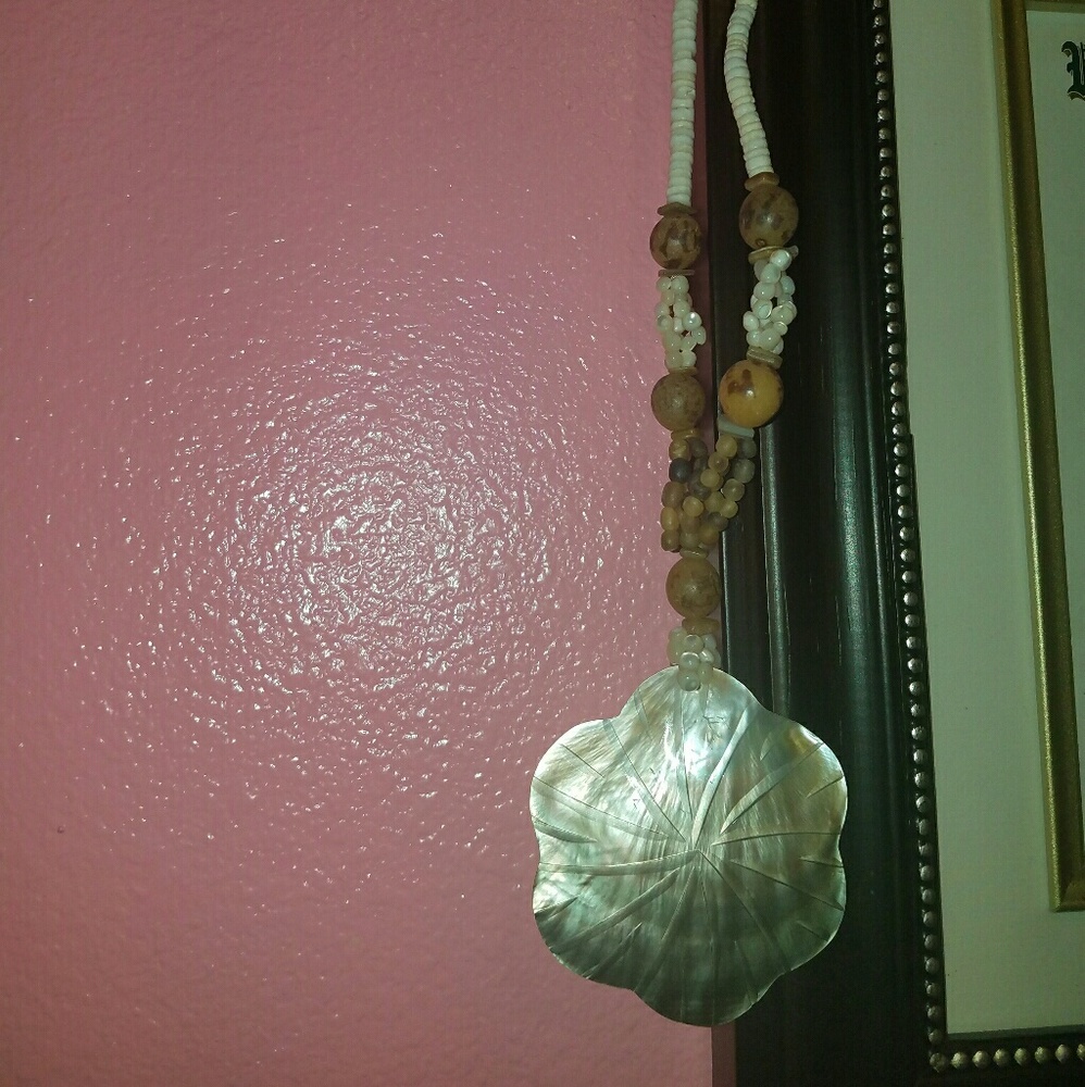 SeaShell Necklace - Picture 2 of 4