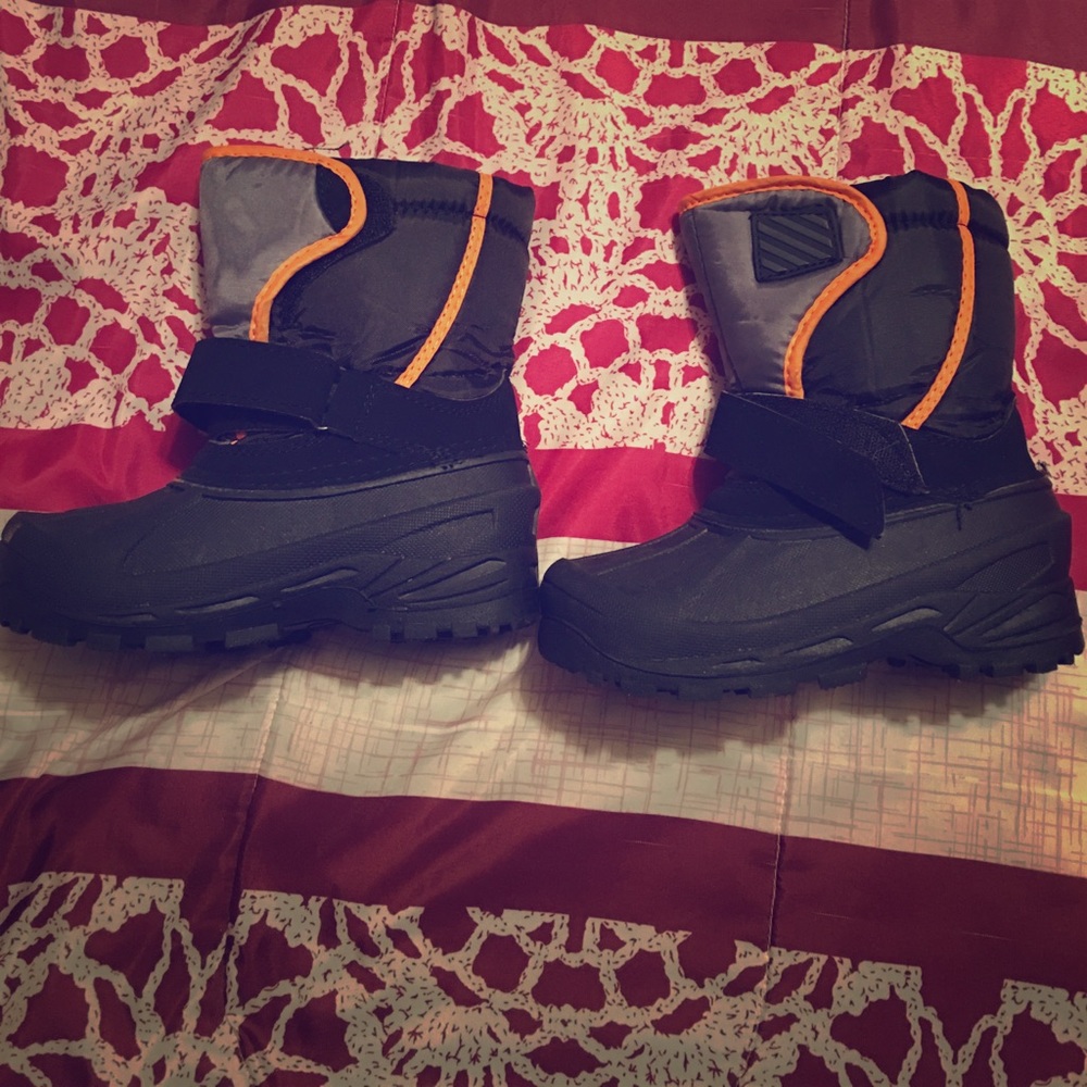 Children's Snow boats. Size 12. In good condition
