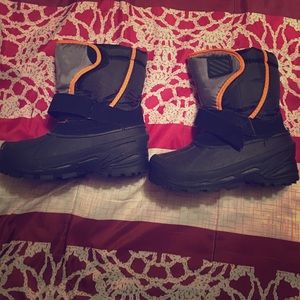 Children's Snow boats. Size 12. In good condition
