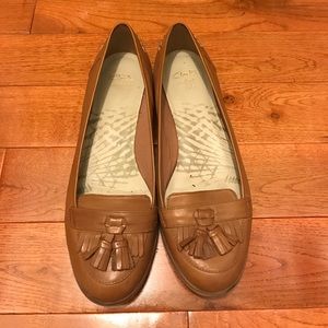 Clarks tan flats with tassels