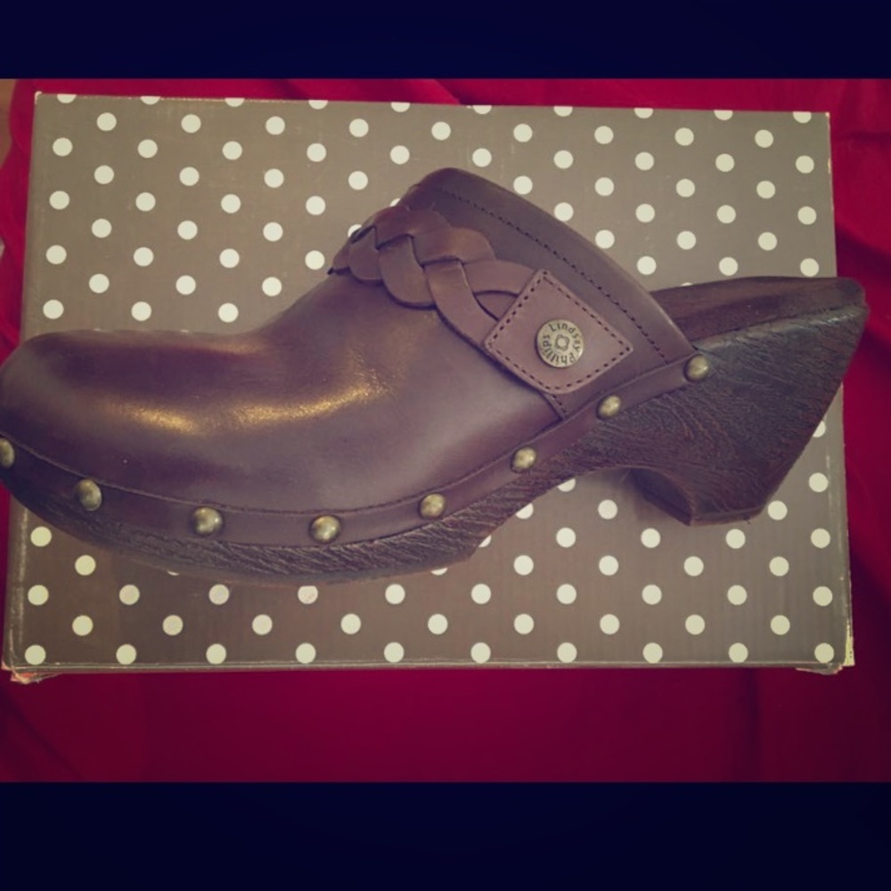 Lindsay Phillips clogs