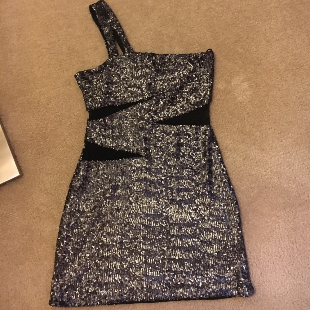 🔥Are you party ready? This is a head turner. NWT
