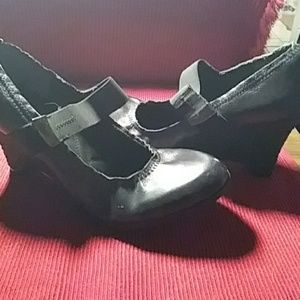 New Nine West size 9.5 wedges. 4 inch heel New Nine West size 9.5 wedges. 4 inch heel