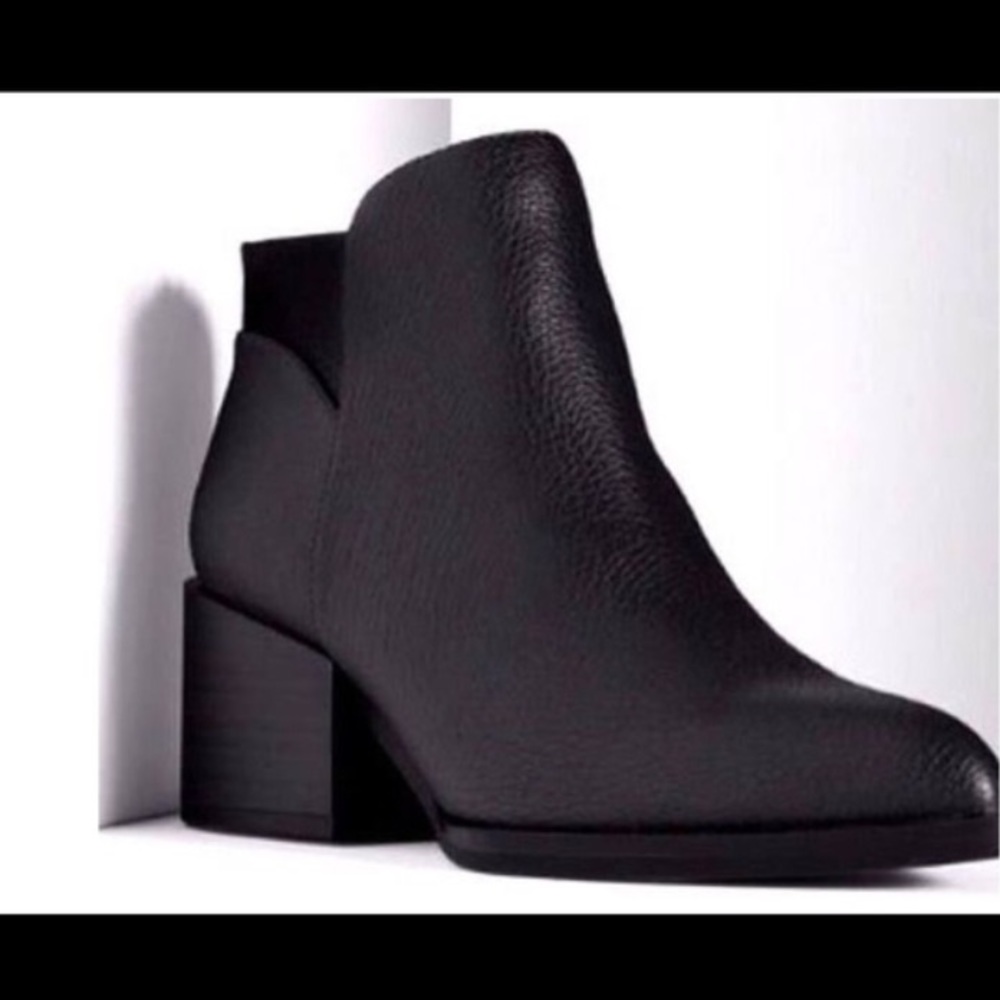 Simply Vera Wang Chelsea booties sz 7