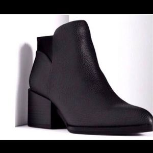 Simply Vera Wang Chelsea booties sz 7