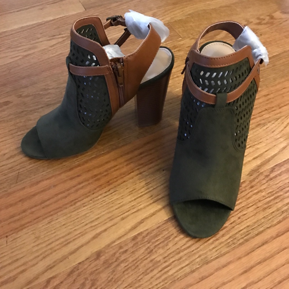 Peep-toe wedges NWT