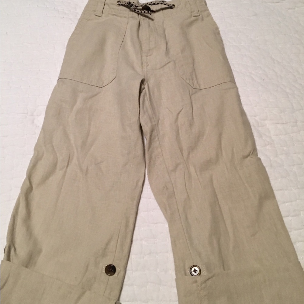 Gap Kids cute Capri with button tabs at hem.