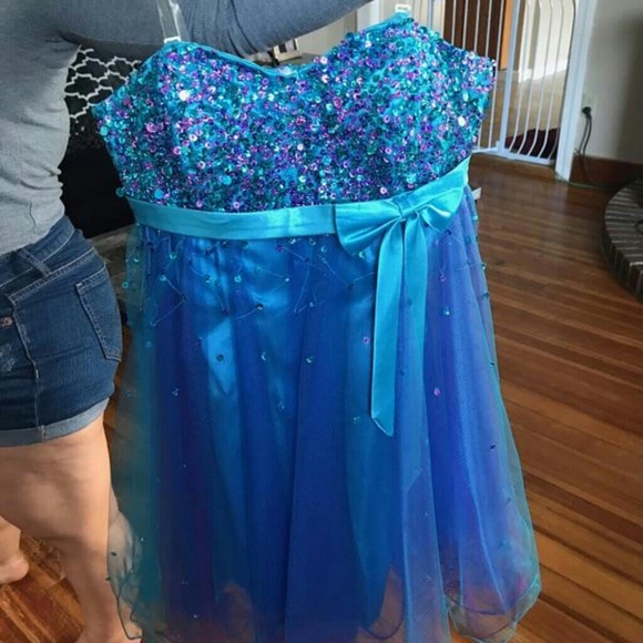 Hannah S Semi formal dress size 6 - Picture 3 of 4