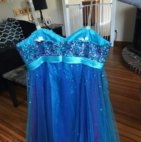 Hannah S Semi formal dress size 6 - Picture 4 of 4
