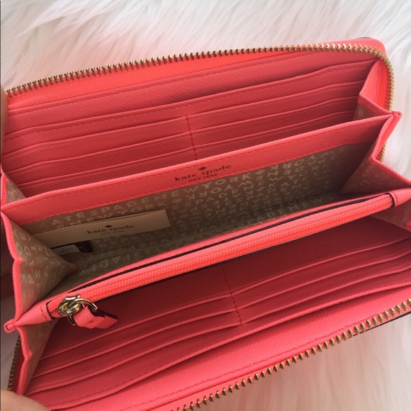 Kate Spade ♠️Parrot Zip Wallet - Picture 4 of 7