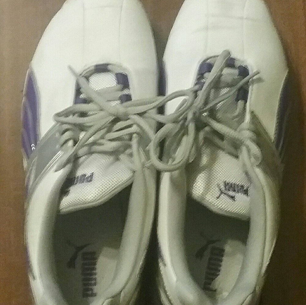 Tennis shoes
