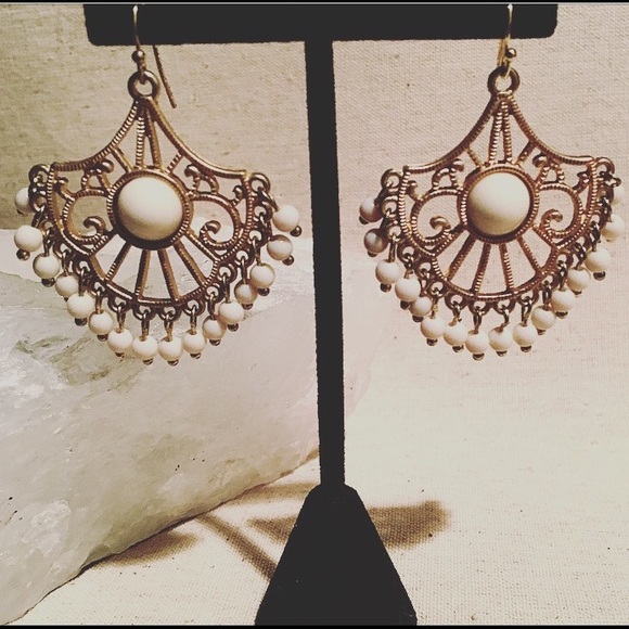 Fan Earring - Picture 2 of 2