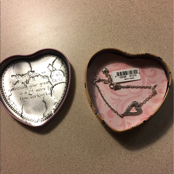 New Brighton Silver Heart Bracelet in Tin Box - Picture 2 of 2